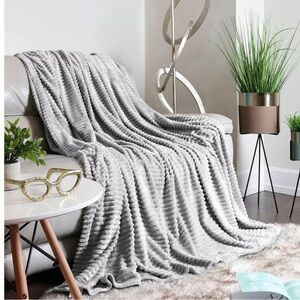Nestl Cut Plush Lightweight Blanket - NEW - King Size